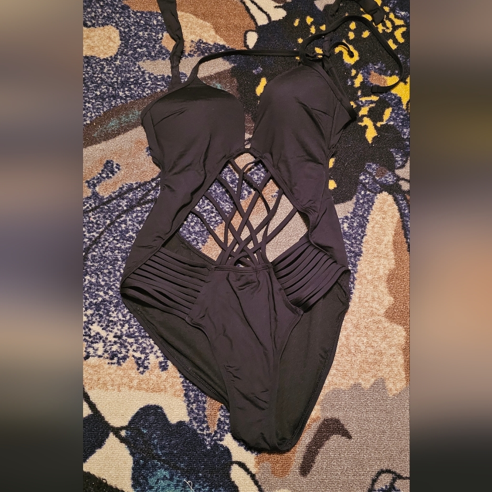 Elegant Black Women's Swimwear - Picture 3 of 4